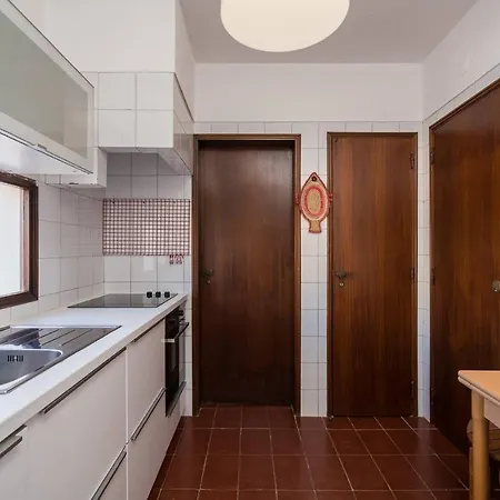 Apartment Lovely Family Near Olhos D'agua Beach